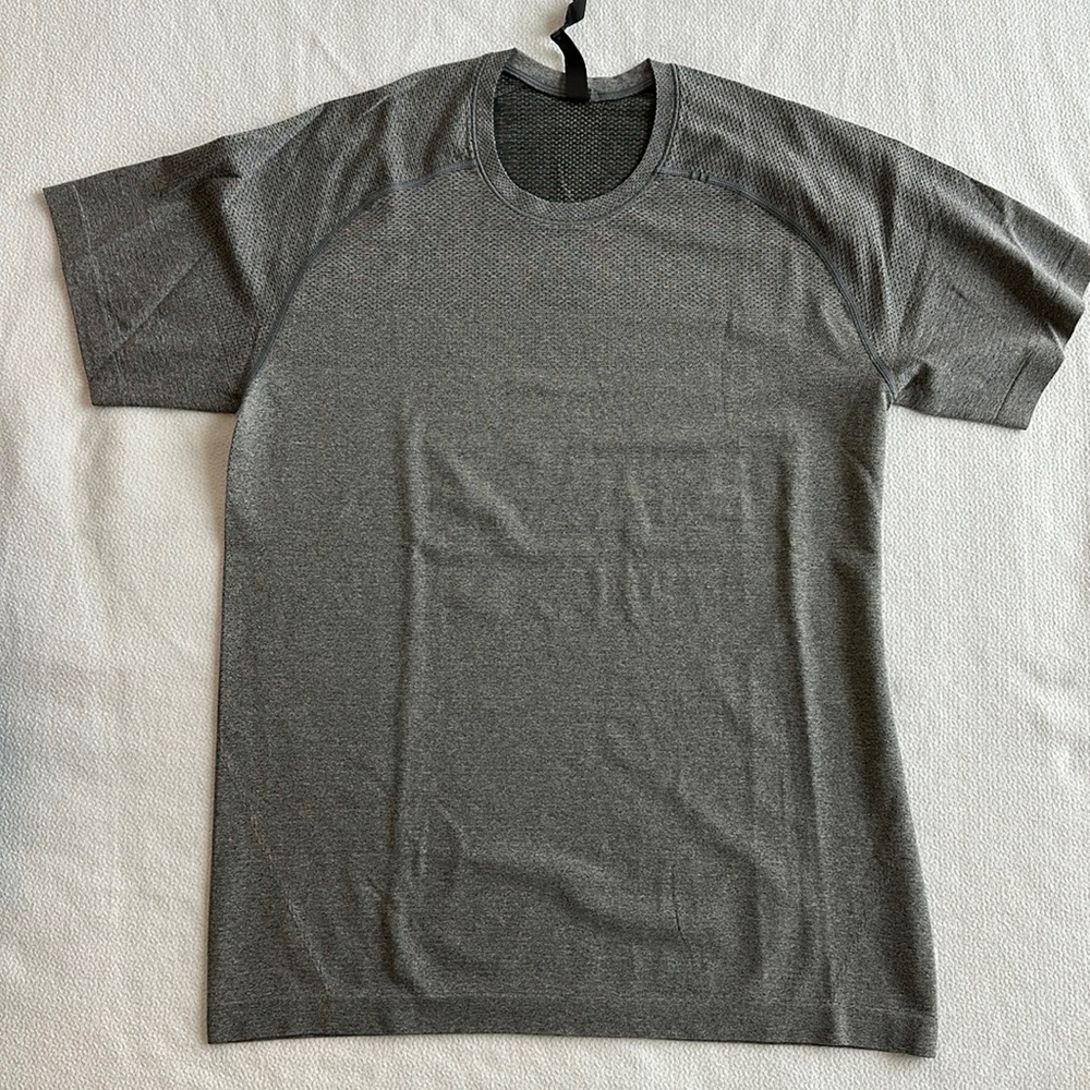 Men’s Lululemon Shirt Size Medium in Gray